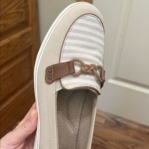 Grasshoppers Beige and Tan Loafers
